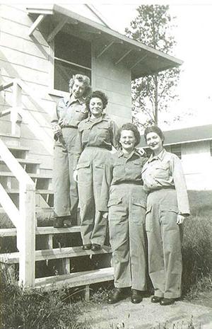 二战期间，威尔玛·凯洛格和其他女战士合影留念.
